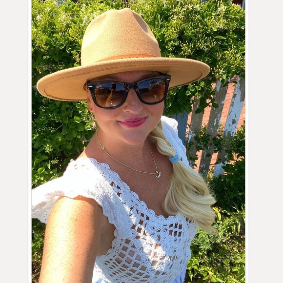 Meet your Posher, Mariel - Picture 2 of 2